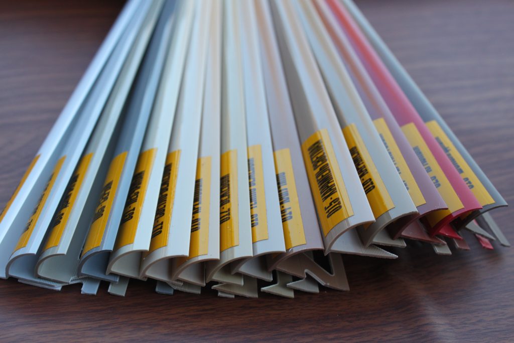 Уголки пластиковые ПВХ цветные